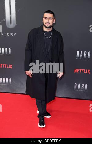 Deniz Ercan bei der Premiere des Netflix-Doku-Highlights BABO DIE HAFTBEFEHL-STORY in der Astor Film Lounge di Berlino AM 24.10.2025 *** Deniz Ercan in anteprima del documentario Netflix Highlight BABO DIE HAFTBEFEHL STORY all'Astor Film Lounge di Berlino il 24 10 2025 Foto Stock