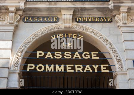 Nantes, Francia - 5 agosto 2025: Le Passage Pommeraye è una storica e iconica galleria di negozi situata nel cuore di Nantes Foto Stock