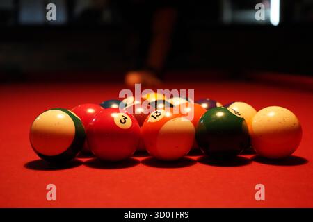 Palline da biliardo colorate pronte per una partita a biliardo Foto Stock