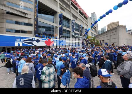 Toronto, Canada. 24 ottobre 2025. I tifosi aspettano di entrare nel Rogers Center per la prima partita delle MLB World Series tra i Los Angeles Dodgers e i Toronto Blue Jays al Rogers Centre di Toronto, Canada, venerdì 24 ottobre 2025. Foto di Aaron Josefczyk/UPI credito: UPI/Alamy Live News Foto Stock