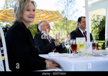 Washington, Stati Uniti d'America. 21 ottobre 2025. Il senatore degli Stati Uniti Lindsey Graham, R-SC, reagisce ai commenti del presidente Donald Trump durante il pranzo del Rose Garden Club presso il patio Rose Garden della Casa Bianca, 21 ottobre 2025 a Washington, D.C. il pranzo sontuoso è stato solo per i senatori repubblicani di radunarsi mentre la nazione entra nella quarta settimana di chiusura del governo. Crediti: Abe McNatt/White House Photo/Alamy Live News Foto Stock
