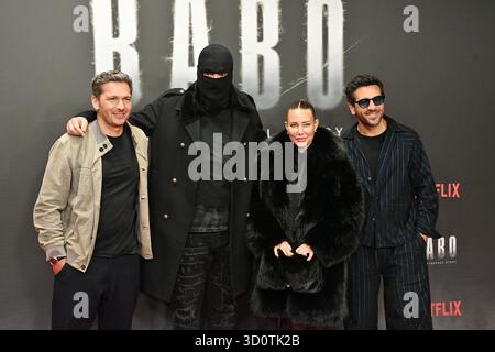 Paco-Luca Nitsche, Haftbefehl (Aykut Anhan) e sua moglie Nina Anhan e Elyas M Barek partecipano al documentario „Babo - Die Haftbefehl-Story“ (Netflix) in anteprima il 24 ottobre 2025 all'Astor Film Lounge di Berlino, Germania Foto Stock