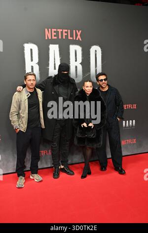 Paco-Luca Nitsche, Haftbefehl (Aykut Anhan) e sua moglie Nina Anhan e Elyas M Barek partecipano al documentario „Babo - Die Haftbefehl-Story“ (Netflix) in anteprima il 24 ottobre 2025 all'Astor Film Lounge di Berlino, Germania Foto Stock