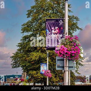 INVERNESS, SCOZIA - 21 agosto 2024: Striscioni per la Bohème della Scottish Opera e Rocky Horror Show fiancheggiano la strada vicino all'Eden Court Theatre, adornato con Foto Stock
