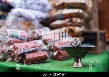 Primo piano di incenso bruciato in un mercato di strada a Lima, Perù, 2024. I beni spirituali e le resine aromatiche sono venduti per le pratiche tradizionali. Foto Stock