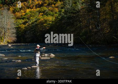 Pesca con la mosca Housatonic River   West Cornwall, Connecticut, USA Foto Stock