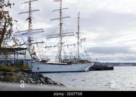 Vancouver Nord, Canada - 19 ottobre 2025: Nave norvegese a tre alberi bianca Statsraad Lehmkuhl attraccata sul lungomare di North Vancouver Foto Stock