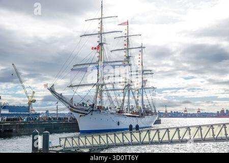 Vancouver Nord, Canada - 19 ottobre 2025: Nave norvegese a tre alberi bianca Statsraad Lehmkuhl attraccata sul lungomare di North Vancouver Foto Stock
