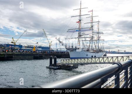 Vancouver Nord, Canada - 19 ottobre 2025: Nave bianca norvegese Statsraad Lehmkuhl attraccata al terminal North Vancouver Seaspan con folle Foto Stock