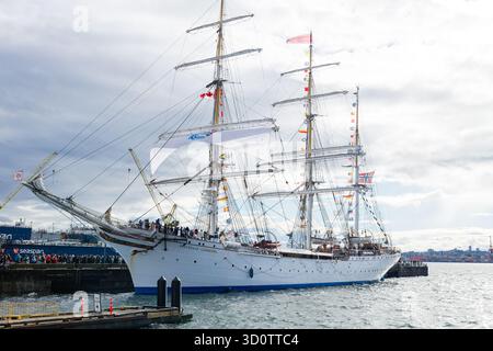 Vancouver Nord, Canada - 19 ottobre 2025: Nave norvegese Statsraad Lehmkuhl in partenza dal terminal di North Vancouver Seaspan con vele bianche Foto Stock