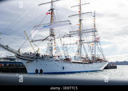 Vancouver Nord, Canada - 19 ottobre 2025: Nave norvegese Statsraad Lehmkuhl in partenza dal terminal di North Vancouver Seaspan con vele bianche Foto Stock