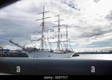 Vancouver Nord, Canada - 19 ottobre 2025: Nave norvegese Statsraad Lehmkuhl in partenza dal terminal di North Vancouver Seaspan con vele bianche Foto Stock