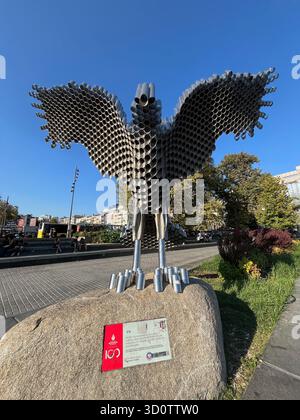 ISTANBUL, TURCHIA - 21 OTTOBRE: Statua dell'aquila in piazza Besiktas Ferryport il 21 ottobre 2025 a Istanbul, Turchia. Questa statua è stata realizzata in memoria del 120° anniversario del Besiktas Club. Foto Stock