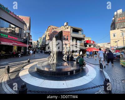 ISTANBUL, TURCHIA - 21 OTTOBRE: Statua dell'aquila in piazza Besiktas Bazaar il 21 ottobre 2025 a Istanbul, Turchia. Il distretto di Besiktas si trova sulla sponda europea del Bosforo. Foto Stock