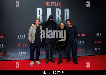 Anteprima - BABO - Die Haftbefehl Story - Paco-Luca Nitsche, Haftbefehl Aykut Anhan, Nina Anhan und Elyas M Barek bei der Premiere desr Netflix Doku BABO - Die Haftbefehl Story im Astor Film Lounge am 22.10.2025 a Berlino. *** Premiere BABO Die Haftbefehl Story Paco Luca Nitsche, Haftbefehl Aykut Anhan , Nina Anhan e Elyas M Barek alla prima del documentario Netflix BABO Die Haftbefehl Story all'Astor Film Lounge il 22 10 2025 a Berlino Copyright: XEventpressxKochanx Foto Stock