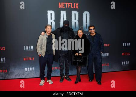 Anteprima - BABO - Die Haftbefehl Story - Paco-Luca Nitsche, Haftbefehl Aykut Anhan, Nina Anhan und Elyas M Barek bei der Premiere desr Netflix Doku BABO - Die Haftbefehl Story im Astor Film Lounge am 22.10.2025 a Berlino. *** Premiere BABO Die Haftbefehl Story Paco Luca Nitsche, Haftbefehl Aykut Anhan , Nina Anhan e Elyas M Barek alla prima del documentario Netflix BABO Die Haftbefehl Story all'Astor Film Lounge il 22 10 2025 a Berlino Copyright: XEventpressxKochanx Foto Stock
