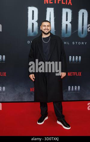 Anteprima - BABO - Die Haftbefehl Story - Deniz Ercan bei der Premiere desr Netflix Doku BABO - Die Haftbefehl Story im Astor Film Lounge AM 22.10.2025 a Berlino. Copyright: XEventpressxKochanx Foto Stock