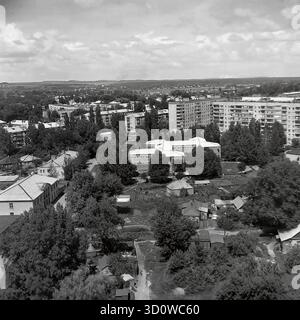 Una vista panoramica ad alto angolo che si affaccia su Sloviansk, Ucraina, presa da un edificio di 14 piani in via Svobody (via della libertà) nel luglio 1997. Questa foto d'archivio in bianco e nero mostra il netto contrasto tra la grande area di basse case private ("chastnyy sektor") con giardini e gli edifici a più piani dell'era sovietica sullo sfondo (compresa la Scuola N. 1). Questa immagine nostalgica cattura il tipico paesaggio urbano misto di una città post-sovietica negli anni '1990 Un prezioso documento sulla vita pacifica nel Donbas prima della guerra. Foto Stock