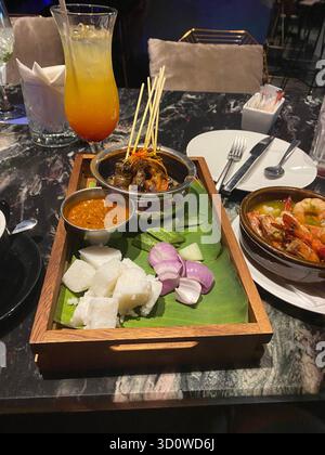 Satay di pollo malese con salsa Foto Stock