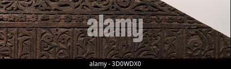 Immagine ravvicinata di una superficie in legno antico intagliato, che mostra ricchi dettagli con motivi floreali. Manufatto storico o culturale Foto Stock
