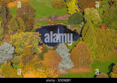 Luftbild, Fontäne und SEE im Stadtgarten mit herbstlichen Bäumen, Südviertel, Essen, Ruhrgebiet, Nordrhein-Westfalen, Deutschland ACHTUNGxMINDESTHONORARx60xEURO *** Vista aerea, fontana e lago nel giardino della città con alberi autunnali, Südviertel, Essen, regione della Ruhr, Renania settentrionale-Vestfalia, Germania ACHTUNGxMINDESTHONORARx60xEURO Foto Stock