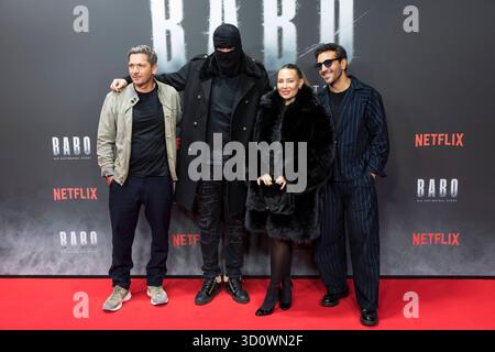 Babo, Premiere in der Astor Film Lounge, Berlino, 24.10.2025 Paco-Luca Nitsche, Aykut Anhan aka Haftbefehl, Nina Anhan und Elyas M Barek bei der Premiere des Netflix Films Babo in der Astor Film Lounge Berlin am 24.10.2025. Berlin Astor Film Lounge *** Babo, anteprima all'Astor Film Lounge, Berlino, 24 10 2025 Paco Luca Nitsche, Aykut Anhan aka Haftbefehl, Nina Anhan e Elyas M Barek alla prima del film Netflix Babo all'Astor Film Lounge Berlin il 24 10 2025 Berlin Astor Film Lounge Copyright: XBenxKriemannx Foto Stock