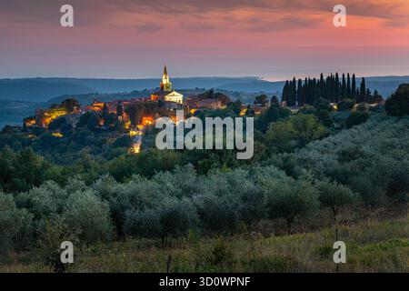 La città vecchia di Groznjan al tramonto Foto Stock