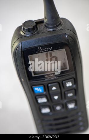 Radio portatile VHF marina ICOM M-37 sintonizzata sul canale 16 frequenza di soccorso. Radioricevitore VHF portatile o marinaio sul canale 16 DISTRESS SOS. Foto Stock