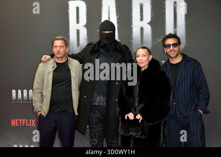 Paco-Luca Nitsche, Aykut Anhan aka Haftbefehl, Nina Anhan und Elyas M Barek beim Special Screening des Netflix Dokumentarfilms Babo - Die Haftbefehl-Story in der Astor Film Lounge. Berlino, 24.10.2025 *** Paco Luca Nitsche, Aykut Anhan aka Haftbefehl, Nina Anhan e Elyas M Barek alla proiezione speciale del documentario Netflix Babo the Haftbefehl Story nell'Astor Film Lounge Berlin, 24 10 2025 foto:XM.xBehrensx/xFuturexImagex babo 5043 Foto Stock