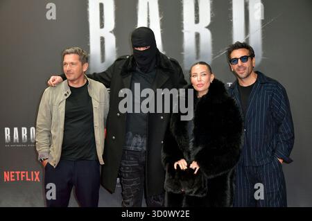 Paco-Luca Nitsche, Aykut Anhan aka Haftbefehl, Nina Anhan und Elyas M Barek beim Special Screening des Netflix Dokumentarfilms Babo - Die Haftbefehl-Story in der Astor Film Lounge. Berlino, 24.10.2025 *** Paco Luca Nitsche, Aykut Anhan aka Haftbefehl, Nina Anhan e Elyas M Barek alla proiezione speciale del documentario Netflix Babo the Haftbefehl Story nell'Astor Film Lounge Berlin, 24 10 2025 foto:XM.xBehrensx/xFuturexImagex babo 5042 Foto Stock