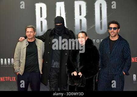 Paco-Luca Nitsche, Aykut Anhan aka Haftbefehl, Nina Anhan und Elyas M Barek beim Special Screening des Netflix Dokumentarfilms Babo - Die Haftbefehl-Story in der Astor Film Lounge. Berlino, 24.10.2025 *** Paco Luca Nitsche, Aykut Anhan aka Haftbefehl, Nina Anhan e Elyas M Barek alla proiezione speciale del documentario Netflix Babo the Haftbefehl Story nell'Astor Film Lounge Berlin, 24 10 2025 foto:XM.xBehrensx/xFuturexImagex babo 5044 Foto Stock