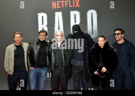 Paco-Luca Nitsche, Sinan Sevinc, Juan Moreno, Aykut Anhan aka Haftbefehl, Nina Anhan und Elyas M Barek beim Special Screening des Netflix Dokumentarfilms Babo - Die Haftbefehl-Story in der Astor Film Lounge. Berlino, 24.10.2025 *** Paco Luca Nitsche, Sinan Sevinc, Juan Moreno, Aykut Anhan aka Haftbefehl, Nina Anhan e Elyas M Barek alla proiezione speciale del documentario Netflix Babo the Haftbefehl Story nell'Astor Film Lounge Berlin, 24 10 2025 foto:XM.xBehrensx/xFuturexImagex babo 5045 Foto Stock