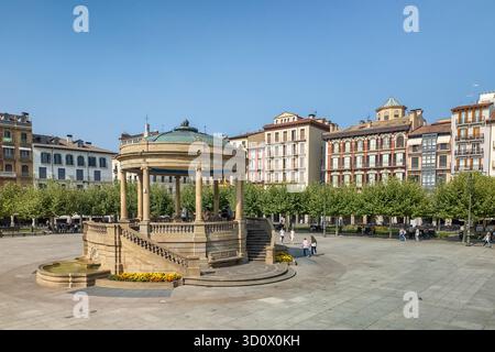 Vista dall'alto di Plaza del Castillo e Gazebo nella città vecchia di Pamplona, Spagna Foto Stock