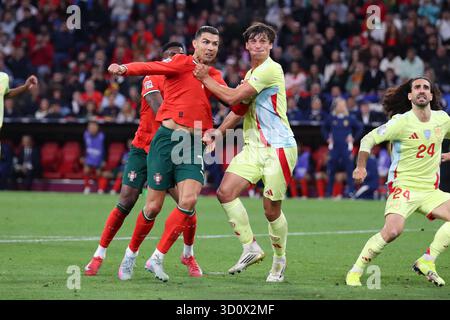MONACO DI BAVIERA, GERMANIA - 8 GIUGNO: Christiano Ronaldo del Portogallo e Robin le Normand della Spagna in azione durante la finale di UEFA Nations League 2025 tra Portogallo e Spagna all'Arena di Monaco di Baviera l'8 giugno 2025 .250608 SEPA 07 039 - 20250608 PD24627 Foto Stock