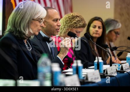 Washington, Stati Uniti. 22 ottobre 2025. La leadership democratica, il comitato direttivo e la commissione politica tengono un'audizione sugli impatti della chiusura repubblicana, nel Campidoglio, a Washington, DC, lunedì 22 ottobre, 2025. foto di Mattie Neretin/CNP/ABACAPRESS.COM credito: abaca Press/Alamy Live News Foto Stock