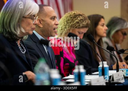 Washington, Stati Uniti. 22 ottobre 2025. La leadership democratica, il comitato direttivo e la commissione politica tengono un'audizione sugli impatti della chiusura repubblicana, nel Campidoglio, a Washington, DC, lunedì 22 ottobre, 2025. foto di Mattie Neretin/CNP/ABACAPRESS.COM credito: abaca Press/Alamy Live News Foto Stock