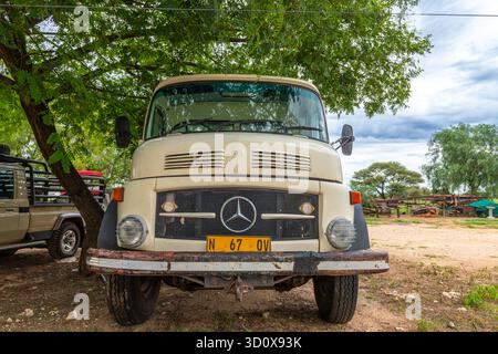 Vecchio camion Mercedes-Benz L 911 in un'azienda agricola in Namibia Foto Stock