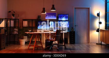 Interno di un ufficio buio con postazione di lavoro del commerciante e lampade luminose di notte Foto Stock