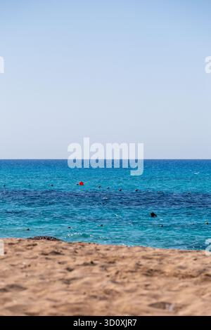 Una spiaggia estiva sulla costa mediterranea dell'Egitto Foto Stock