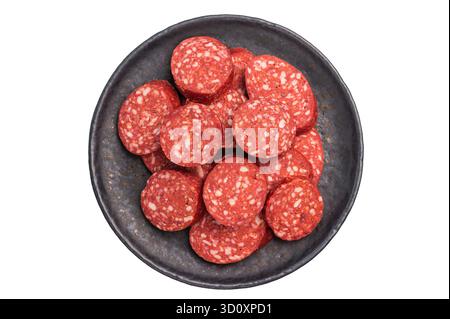 Sucuk turco intero e a fette (sujuk) con timo su un piatto nero. Salsiccia piccante e stagionata, isolata su bianco Foto Stock