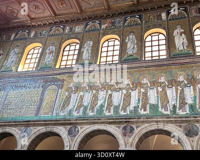 Fregio a mosaico bizantino del vi secolo raffigurante una processione di santi nella Basilica di Sant'Apollinare nuovo, Ravenna, Italia. Patrimonio dell'UNESCO. Foto Stock
