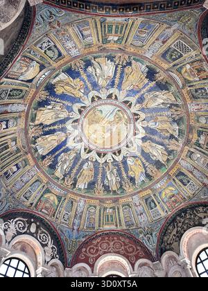 Vista dettagliata dell'intricata cupola a mosaico bizantino del vi secolo nel Battistero ariano, Ravenna, Italia. Monumento patrimonio dell'umanità dell'UNESCO. Foto Stock
