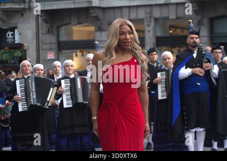 Oviedo, Spagna. 24 ottobre 2025. La famiglia reale spagnola, le principesse Leonor e Sofia, il re Felipe e la regina Letizia con la regina Emerito Sofia arrivano al Teatro Campoamor per la cerimonia di premiazione della principessa delle Asturie insieme ad altri vincitori del premio. (Foto di Mercedes Menendez/Pacific Press) credito: Pacific Press Media Production Corp./Alamy Live News Foto Stock