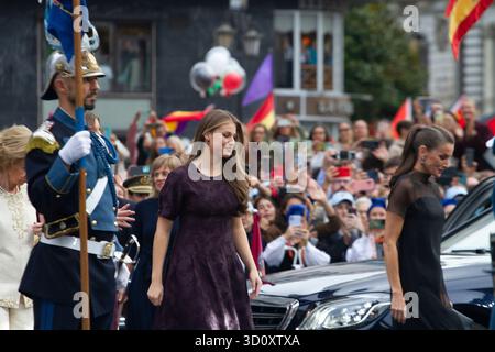 Oviedo, Spagna. 24 ottobre 2025. La famiglia reale spagnola, le principesse Leonor e Sofia, il re Felipe e la regina Letizia con la regina Emerito Sofia arrivano al Teatro Campoamor per la cerimonia di premiazione della principessa delle Asturie insieme ad altri vincitori del premio. (Foto di Mercedes Menendez/Pacific Press) credito: Pacific Press Media Production Corp./Alamy Live News Foto Stock