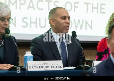 Washington, DC. 22 ottobre 2025. La leadership democratica, il comitato direttivo e la commissione politica tengono un'audizione sugli impatti della chiusura repubblicana, nel Campidoglio, a Washington, DC, lunedì 22 ottobre, 2025. credito: Mattie Neretin/CNP/dpa/Alamy Live News Foto Stock
