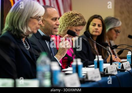 Washington, DC. 22 ottobre 2025. La leadership democratica, il comitato direttivo e la commissione politica tengono un'audizione sugli impatti della chiusura repubblicana, nel Campidoglio, a Washington, DC, lunedì 22 ottobre, 2025. credito: Mattie Neretin/CNP/dpa/Alamy Live News Foto Stock