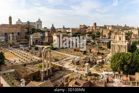 Una vista panoramica sulle rovine del foro Romano durante l'ora d'oro a Roma, Italia Foto Stock