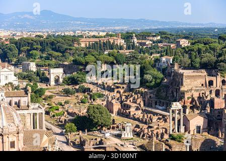 Una vista panoramica sulle rovine del foro Romano durante l'ora d'oro a Roma, Italia Foto Stock