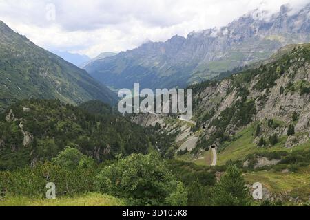 Vista della valle al passo Susten sulle Alpi svizzere Foto Stock