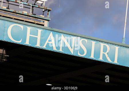 Sheffield, Regno Unito. 25 ottobre 2025. Chansiri branding sullo stand durante la partita EFL Sky Bet Championship tra Sheffield Wednesday e Oxford United all'Hillsborough Stadium di Sheffield, Inghilterra, il 25 ottobre 2025. Credito: SPP Sport Press Photo. /Alamy Live News Foto Stock
